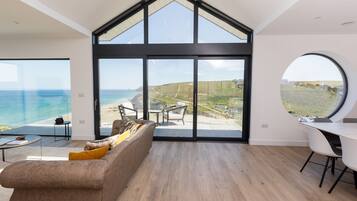 Smart-tv, boeken, een muziekbibliotheek en een stereo