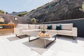 Outdoor dining - Ocean Skies - sleeps 10 guests in 4 bedrooms (Porthtowan)