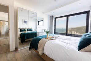 4 bedrooms, desk, iron/ironing board, free WiFi - Ocean Skies - sleeps 10 guests in 4 bedrooms (Porthtowan)