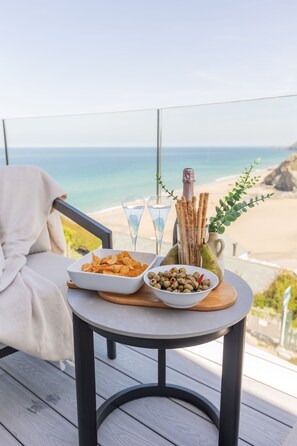 Outdoor dining - Luxurious Dreamy Home with Hot Tub in Porthtowan Overlooking The Sea & Beach (Porthtowan)