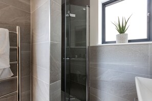 Amenidades de baño ecológicas, secadora de cabello, toallas 