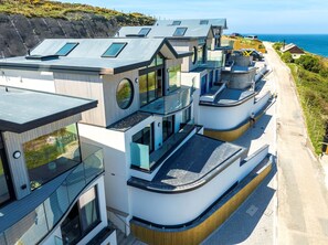 Exterior - Luxurious Dreamy Home with Hot Tub in Porthtowan Overlooking The Sea & Beach (Porthtowan)