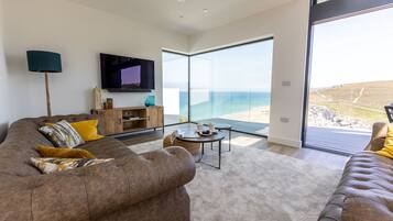 Smart-tv, boeken, een muziekbibliotheek en een stereo