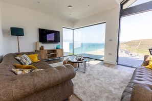 TV connectée, livres, médiathèque, chaîne hi-fi