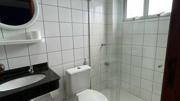 Habitación clásica con 2 camas individuales, 2 camas individuales, baño privado | Baño | Ducha, toallas, jabón y champú