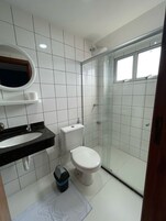Habitación clásica con 2 camas individuales, 2 camas individuales, baño privado | Baño | Ducha, toallas, jabón y champú