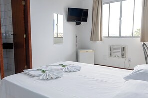 Dobbeltrom – classic, 1 dobbeltseng, privat bad | Blendingsgardiner, strykejern/-brett og wi-fi (inkludert)