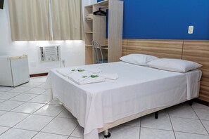 Dobbeltrom – classic, 1 dobbeltseng, privat bad | Blendingsgardiner, strykejern/-brett og wi-fi (inkludert)