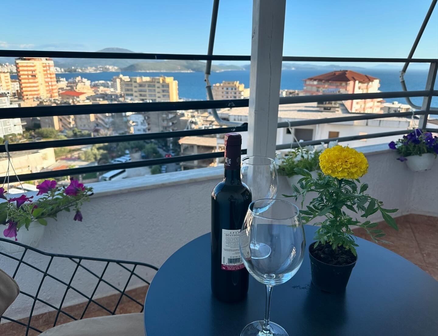Deluxe driepersoonskamer, uitzicht op zee | Gratis wifi, beddengoed