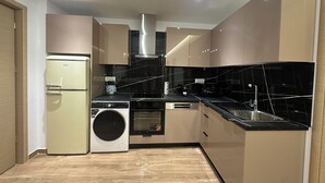 Una cocina moderna con lavadora, horno y lavaplatos incorporados.