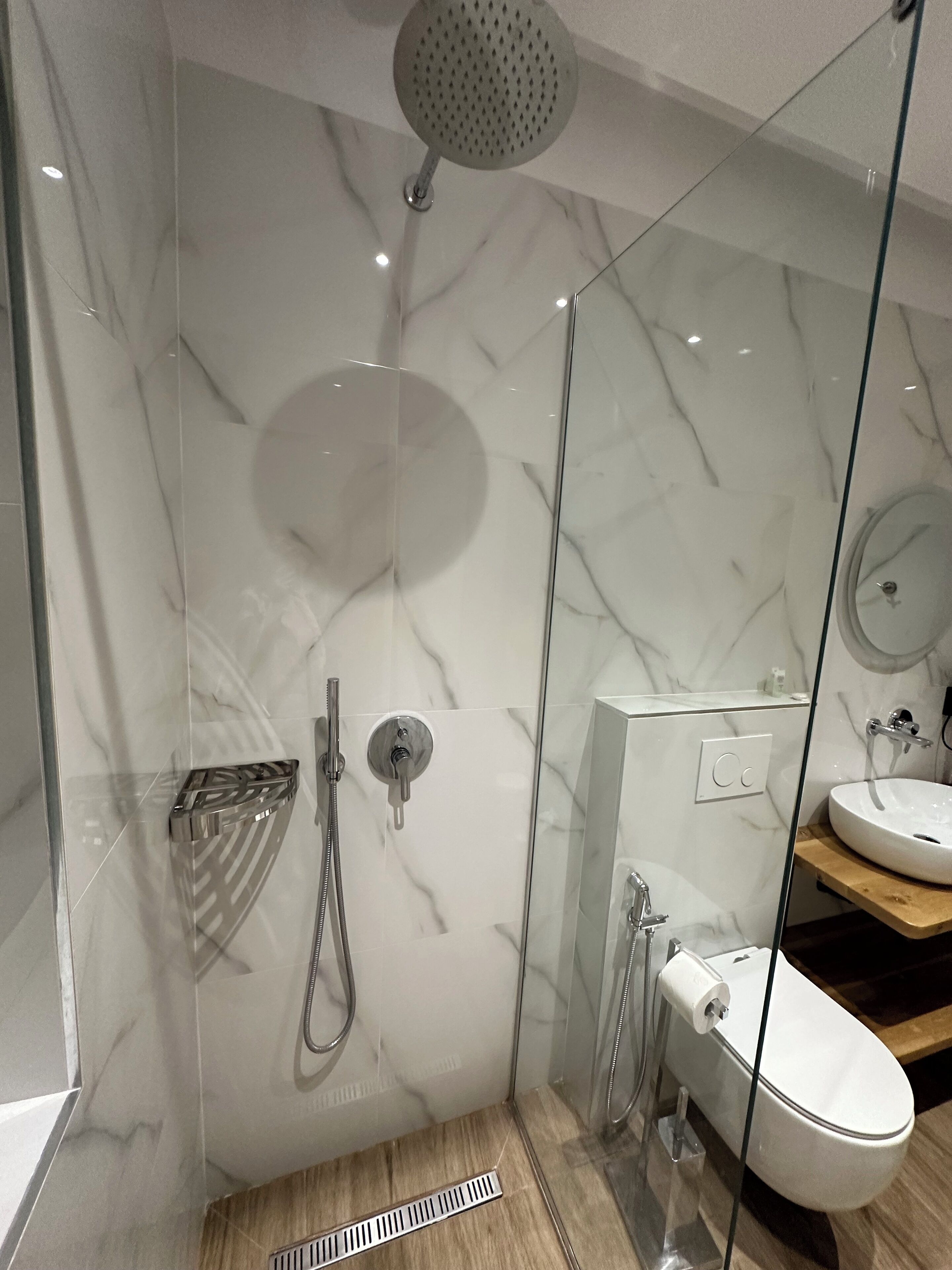 Deluxe eenpersoonskamer, uitzicht op zee | Badkamer | Een douche, een haardroger, pantoffels, een bidet