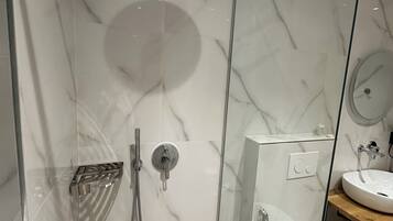 Chambre Simple Deluxe, vue mer | Salle de bain | Chaussons