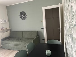 Apartment | Living area | Flat-screen TV