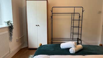 2 bedrooms, iron/ironing board, free WiFi, bed sheets