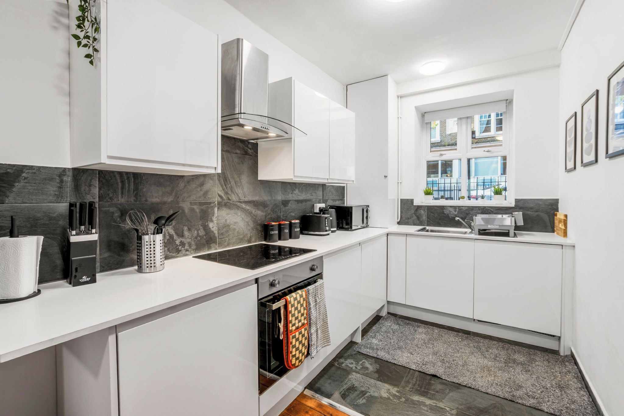 Kylskåp, mikrovågsugn, ugn och spishäll