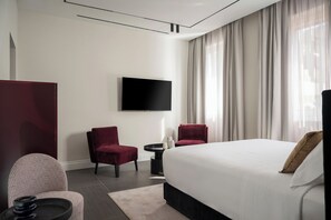 Deluxe Room | Premium bedding, down duvets, memory-foam beds, minibar