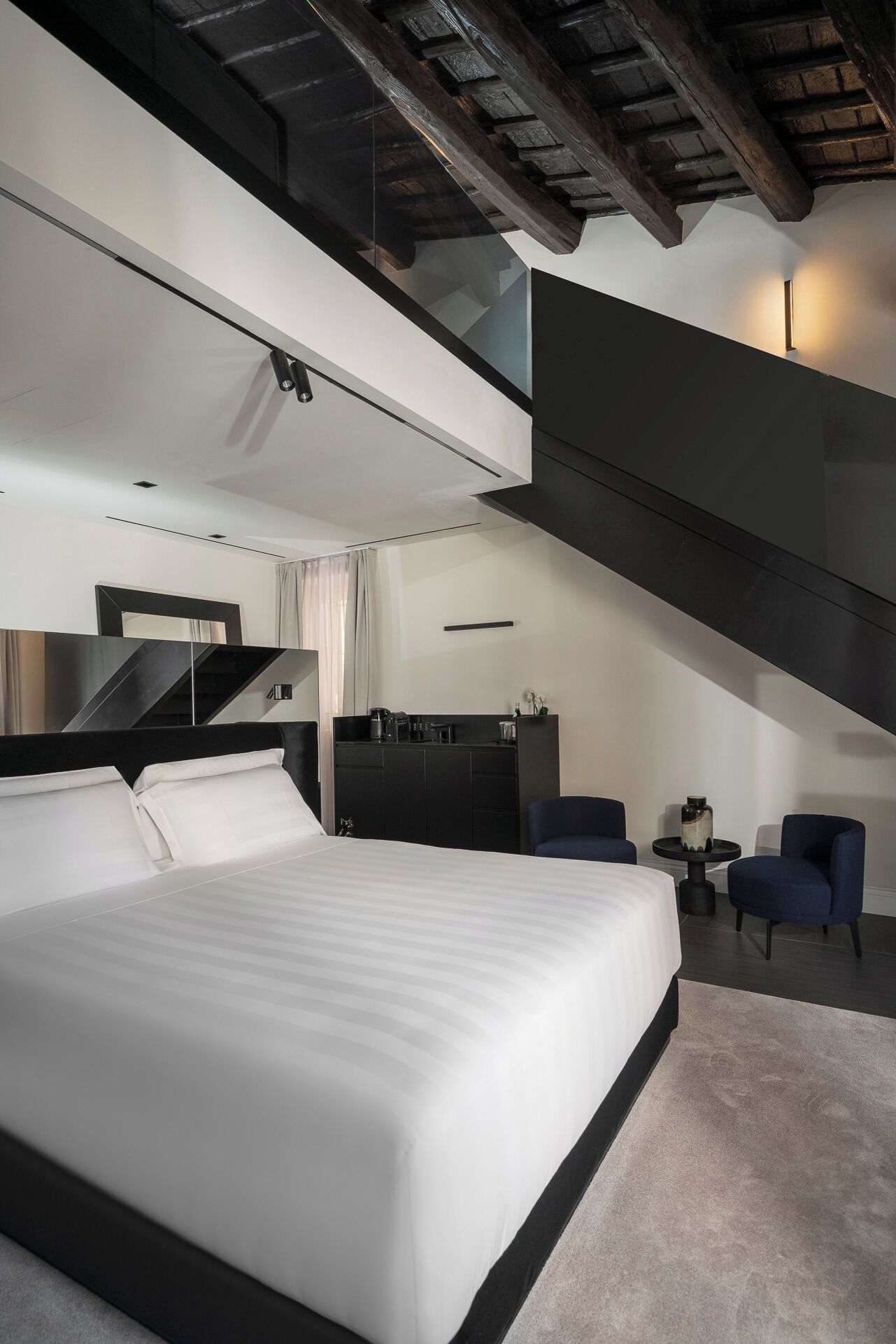 Suite Grand | Seprai premium, selimut bulu angsa, busa memori, dan minibar