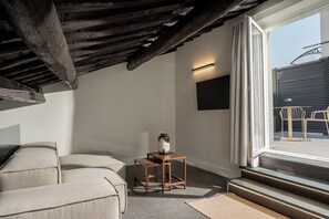 Suite – grand | Oppholdsområde | En 50-tommers smart-TV med digitale kanaler