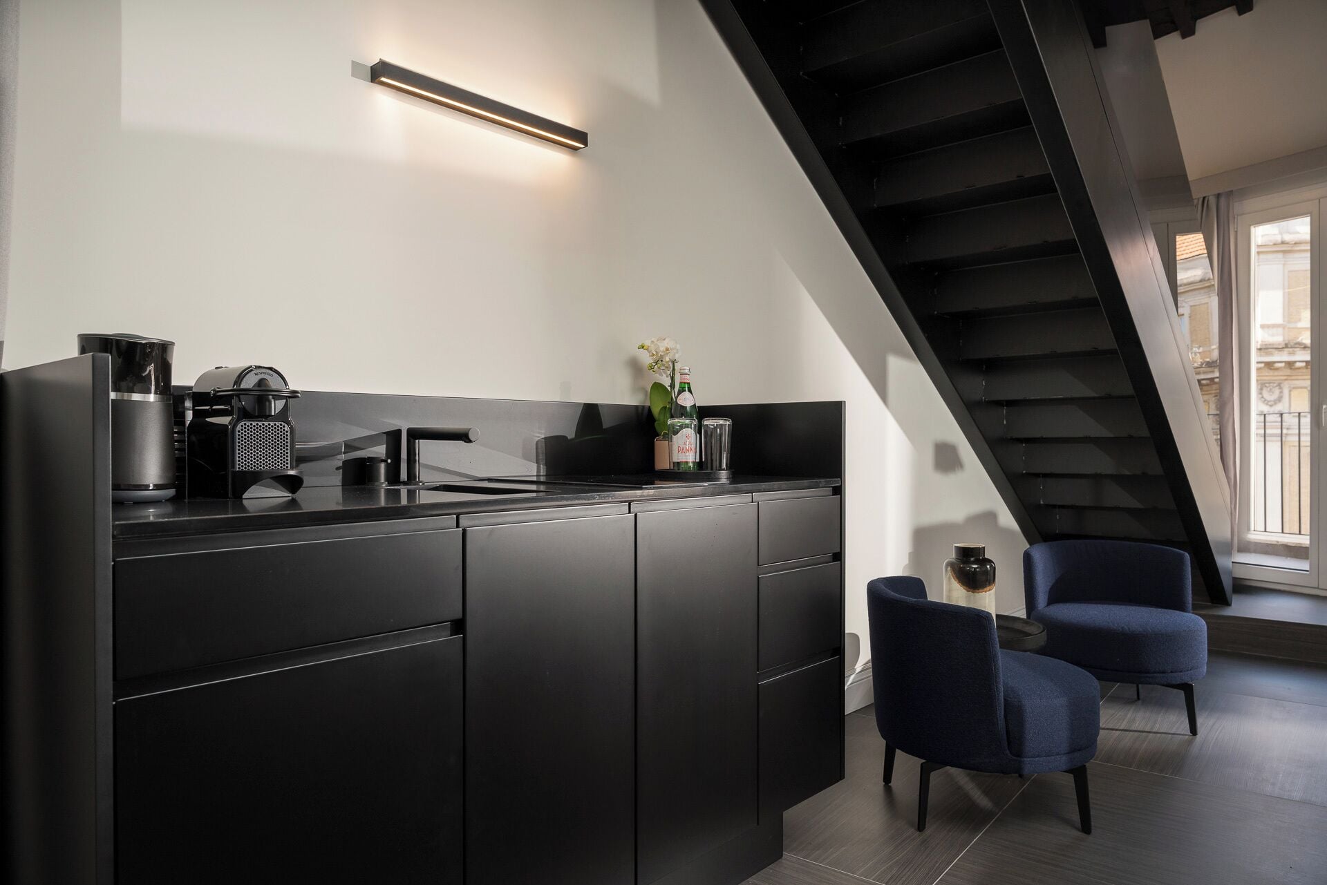 Suite Grand | Seprai premium, selimut bulu angsa, busa memori, dan minibar