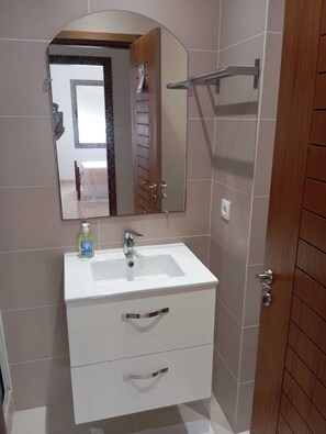 Douche, serviettes fournies, savon, papier toilette