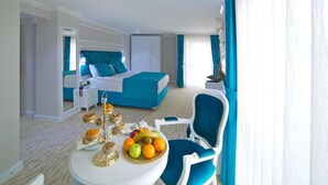 A hotel room with a bed, a dining table with fruit, and a chair. - Glamour Hotel Istanbul Sirkeci (Istanbul)