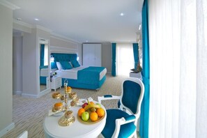 Caja de seguridad en la habitación y escritorio