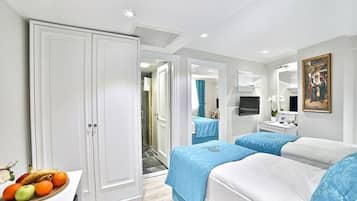 Family Room, Multiple Beds | In-room safe, desk, soundproofing, iron/ironing board