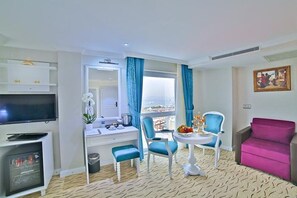 In-room safe, desk, soundproofing, iron/ironing board - Glamour Hotel Istanbul Sirkeci (Istanbul)