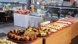 A buffet with various dishes, a view of the city, and a table with chairs. - Glamour Hotel Istanbul Sirkeci (Istanbul)