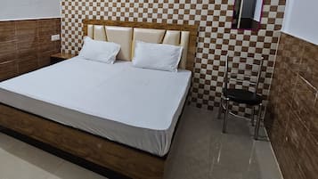Quarto casal luxo, vista para a cidade | Cofres nos quartos, escrivaninha, quartos à prova de som