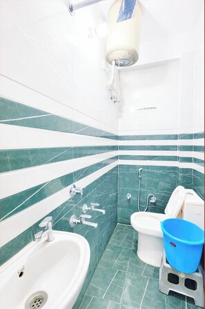 Shower, free toiletries, slippers, soap - Hotel Saral Guest House Ram Mandir (Ayodhya)