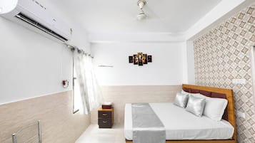 Deluxe Quadruple Room, Air conditioning | In-room safe, desk, soundproofing, free WiFi
