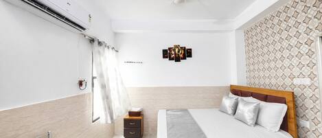 Deluxe Quadruple Room, Air conditioning | In-room safe, desk, soundproofing, free WiFi