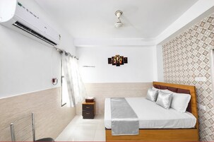 Deluxe Quadruple Room, Air conditioning | In-room safe, desk, soundproofing, free WiFi
