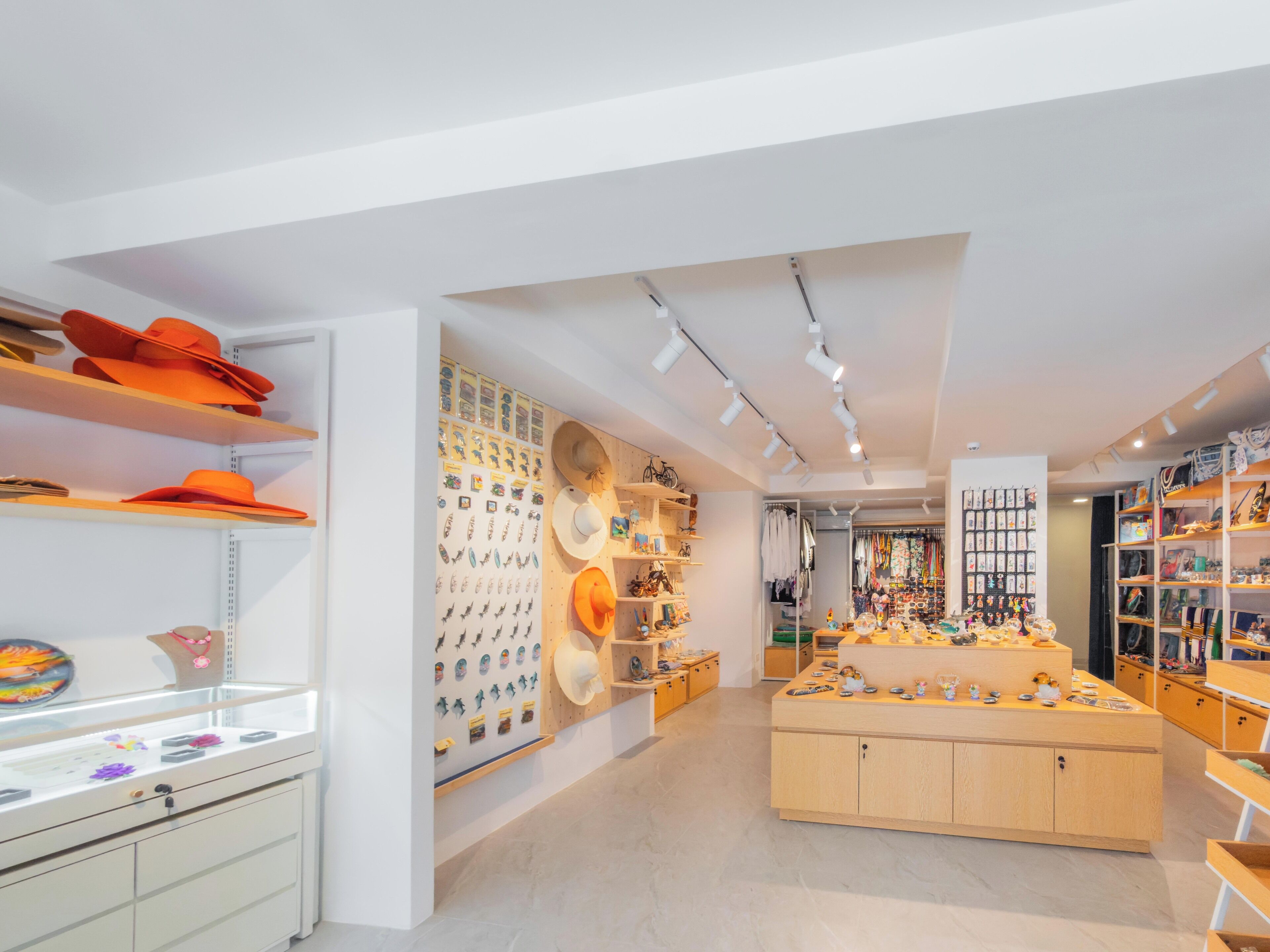 Un espacio comercial moderno con estantes, una exhibición central y diversos productos.