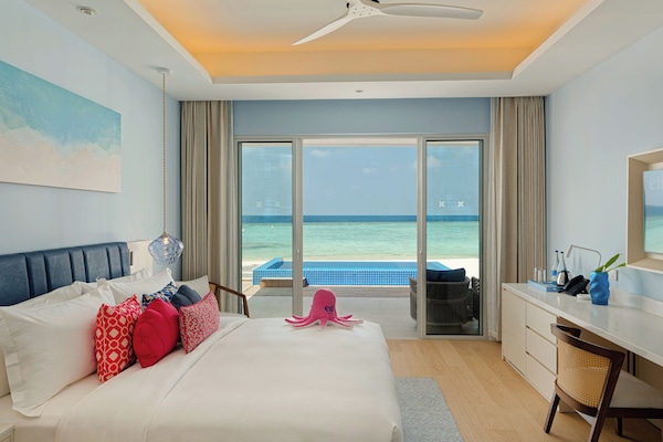 Beach Pool Villa | Sengetøy av topp kvalitet, minibar, safe på rommet og blendingsgardiner