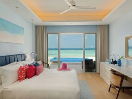 Beach Pool Villa | 高档床上用品、迷你吧、客房内保险箱、遮光窗帘