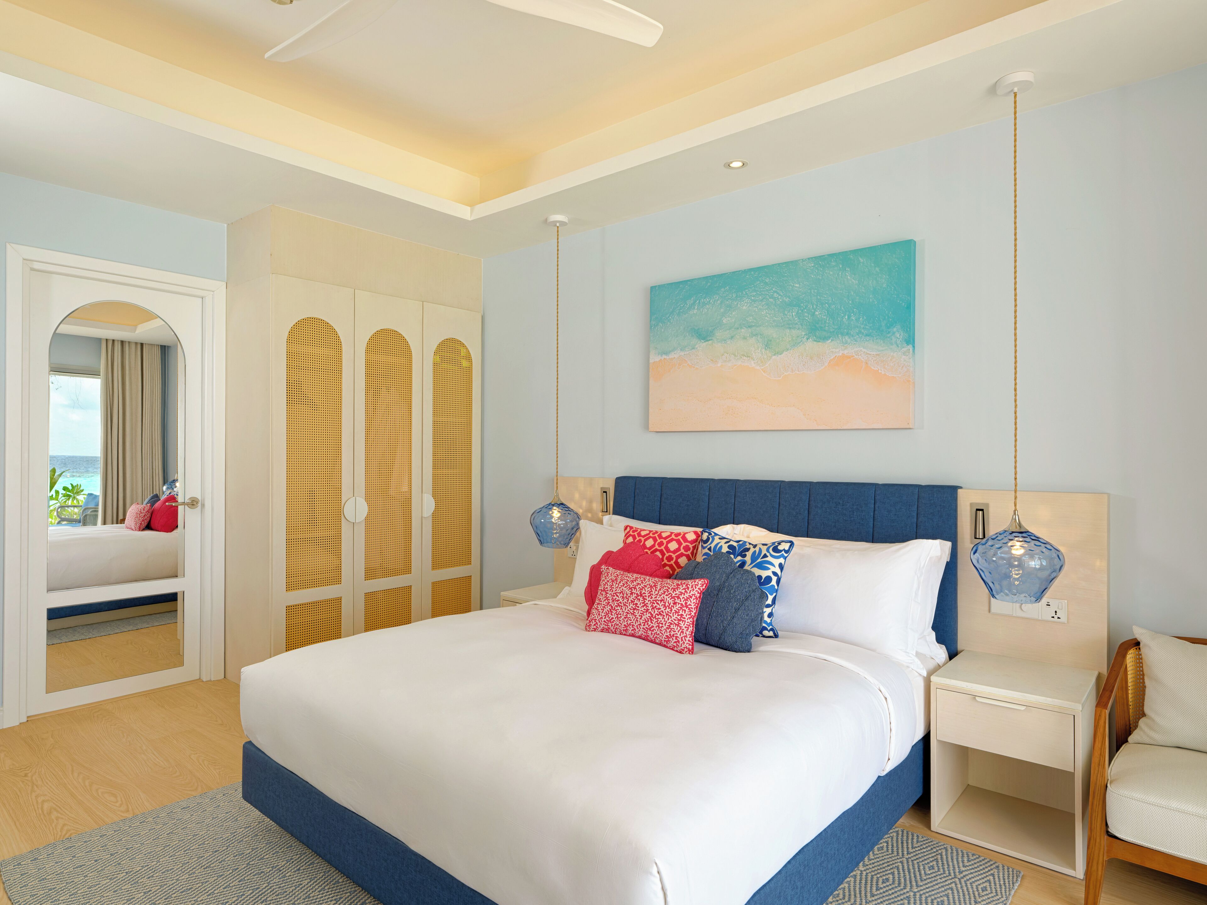 Luxe beddengoed, een minibar, een kluis op de kamer