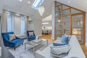 Apartment, Smoking | 4 bedrooms