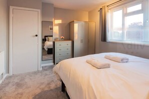 3 makuuhuonetta, työpöytä, silitysrauta/-lauta, ilmainen Wi-Fi