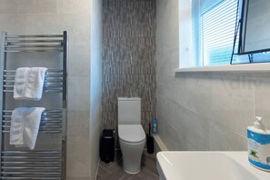 Een haardroger, handdoeken