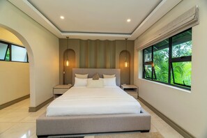 Deluxe Double Room, 1 Katil Raja (King), Private Bathroom, Garden View | Meja, ruang kerja komputer riba, langsir/tirai gelap terus