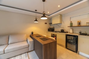 Deluxe Studio Suite, 1 Katil Raja (King), Kitchenette, Pool View | Dapur peribadi