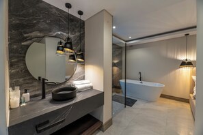 Deluxe Stüdyo Süit, 1 En Büyük (King) Boy Yatak, Küçük Mutfak, Havuz Manzaralı | Banyo | Ücretsiz banyo/kozmetik ürünleri, terlik, havlu, sabun 