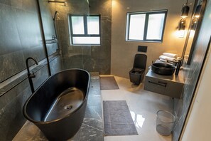 Kostenlose Toilettenartikel, Hausschuhe, Handtücher, Seife