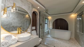 Chambre Double Deluxe, 1 très grand lit, climatisation, vue jardin | Salle de bain | Articles de toilette gratuits, chaussons, serviettes fournies, savon