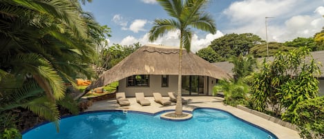 Una piscina al aire libre