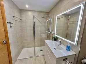 Dusche, Haartrockner, Handtücher, Seife
