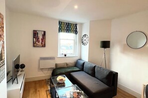 Living area - Stylish Clapham High Street Flat, 1 Min to Station (London)