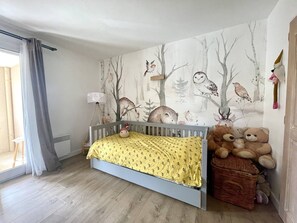 2 dormitoris, planxa i posts de planxar, wifi i roba de llit